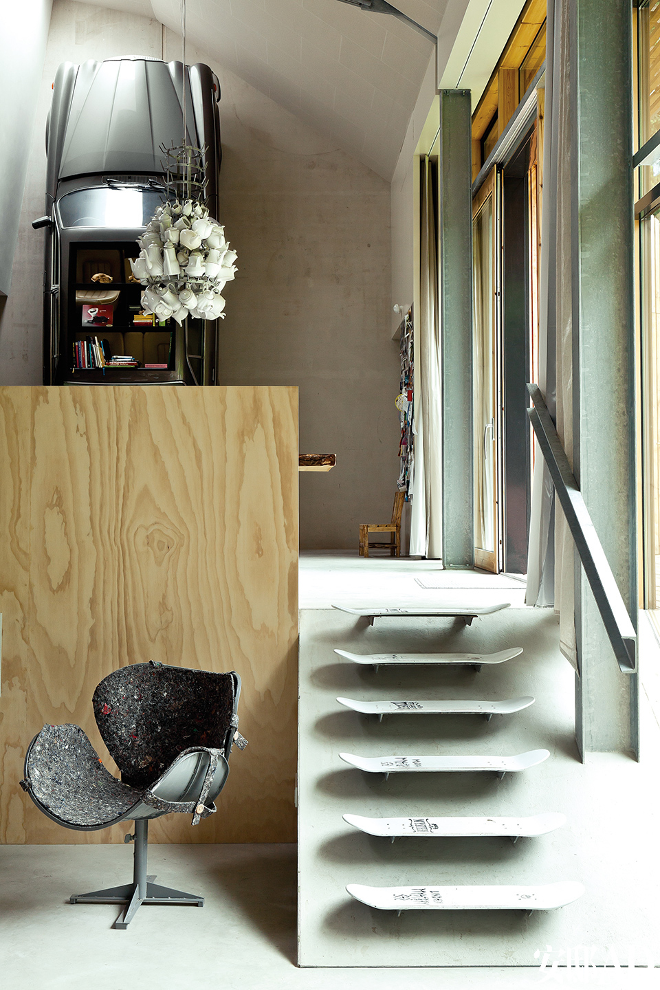 粗獷的水泥和鋼鐵梁柱也是室內設計的一部分，溜冰板被涂成灰色，變成了樓梯的臺階。