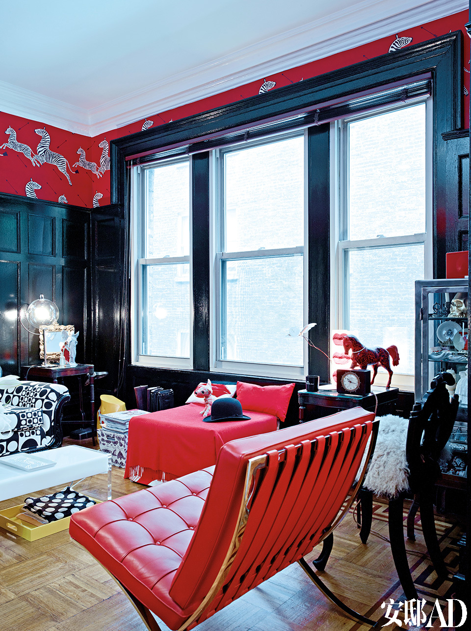 红色是这个家中连接每个空间的纽带。客厅中有红色的巴塞罗那椅，由Mies van der Rohe为Knoll设计。窗边的小红马是墨西哥设计师Juan Carlos Padilla送给优子的礼物。