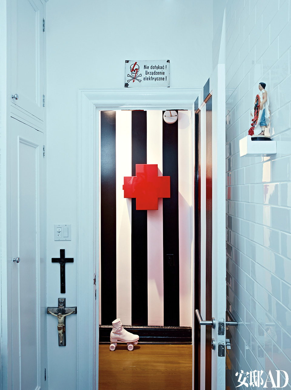 门厅墙上的红色十字匣来自Cappellini 。