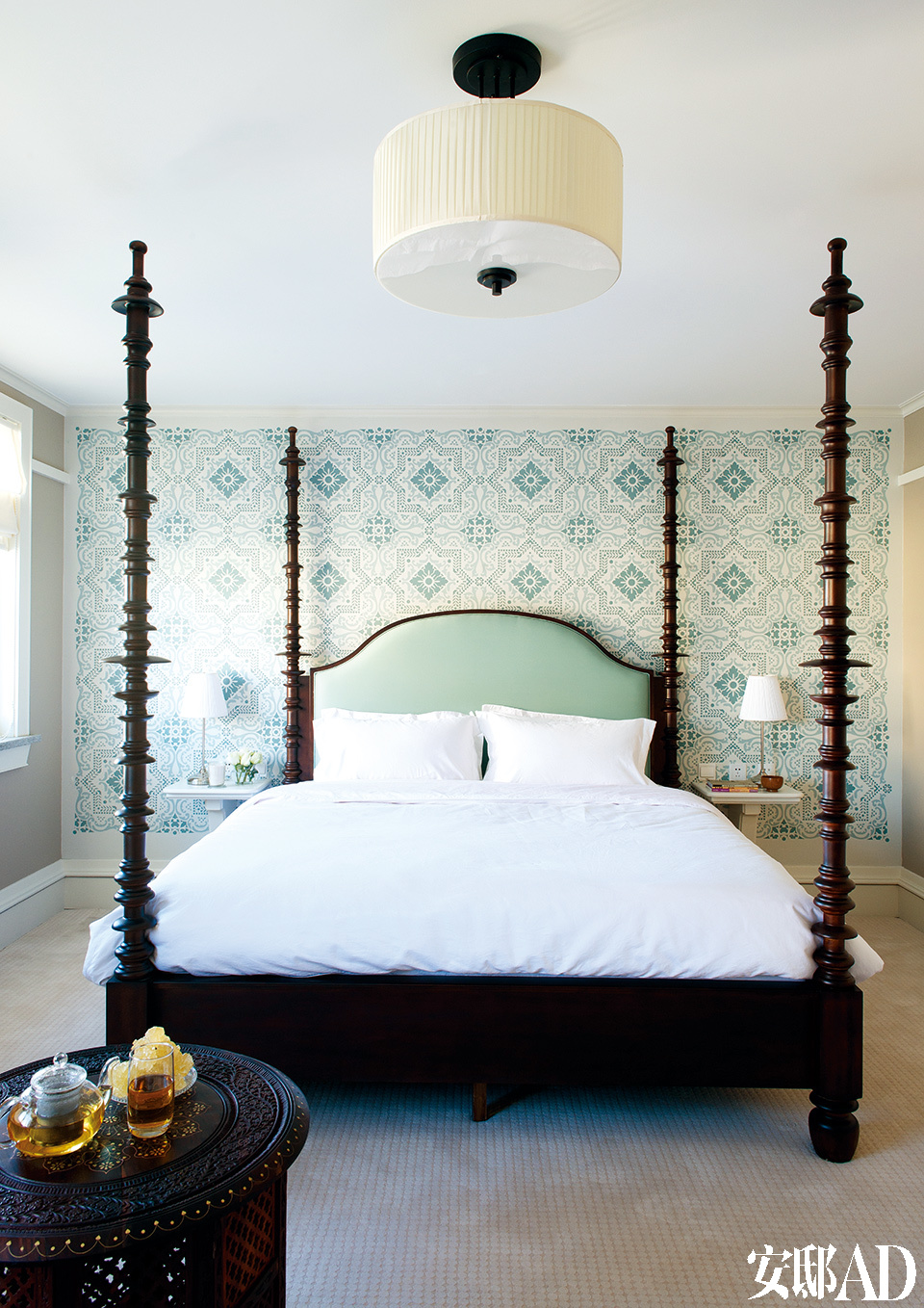 Lili赋予每间卧室不同的样式，希望带给居住者不同的体验。木质的床头优雅而庄严。墙面的纹样灵感来自于当地的大巴扎市场。