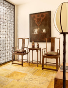 入口处的门厅，画作来自Jesus Guerrero，两张明式木椅下面搭配着土耳其的地毯。