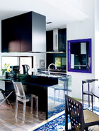 黑色櫥柜的設計皆是姚謙一手打造，鏡子為Philippe Starck設計的“Francois Ghost”系列，Kartell出品。