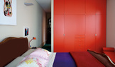 After 將原來的分體衣柜整合成一組頂到天花的組合衣柜，好似一整面紅色墻體，實用而出挑。臥室中的法式古董大床裝配了Sensuede的巧克力色靠墊，Kenzo床上用品來自香港連卡佛，床頭燈是Artemide Tolomeo品牌。墻上的畫是Julian Meagher創作的《女人和骨骼》。衣柜采用了Wattyl的Vivid Orange油漆。