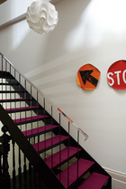 After 樓梯墻面上掛著Boris Bally 的作品“Road Sign Trays”，來自Planet Furniture。
