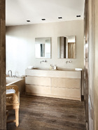 主浴室，墙体和洗手台的抽屉均选用石灰石为主料，由Toni设计。