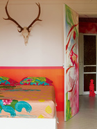 卧室的床上用品来自Portico，是阿罗拉自己的设计。