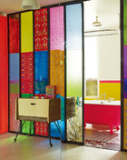 玻璃面板是在印度新德里定制的，由建筑师Pradel的一名助手制作并组装。