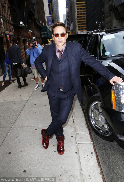美国纽约当地时间2014年10月7日，小罗伯特-唐尼现身录制《大卫深夜秀》。藏蓝三件套搭配浅覆盆子色的衬衫，系了领带但不系第一道扣子，穿正装但依然踩着波鞋。墨镜、领带、鞋子保持统一的鸡血色。穿得如此风流倜傥，感觉Marvel宇宙的计划已经实现一大半了！