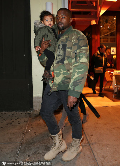 纽约，当地时间12月21日，坎耶·韦斯特 (Kanye West)带娃出街。男士和孩子穿亲子装可能显得更加有爱，大迷彩棉棒球服和小冲锋衣，大战术靴和小马丁靴。时髦的天伦之乐显得更美好。