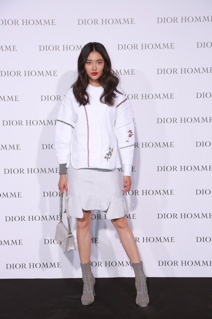 名模陈碧舸身着一袭白色Dior 2015 春夏成衣系列，清新甜美