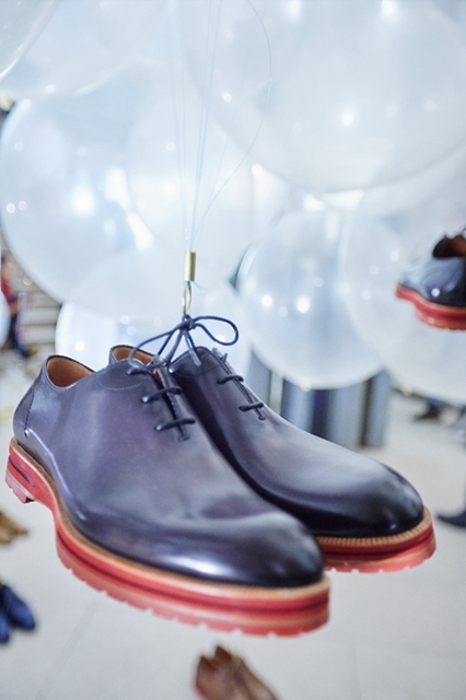 经典优雅 – 犹如它的前身Alessandro，Alessio 休闲鞋拥有非常独特的构造。鞋面部分由一块完整的皮革裁剪而成，上面无任何装饰、缝合线或其他组件。这种技术的独特之处在于以极简约线条勾画出完美的设计。经过120年的岁月，这个由品牌创办人Alessandro Berluti亲自设计的经典鞋款一直深受后继的品牌设计师们所钟爱且不断在此基础上升级重塑，令这个经典款式在时间的洪流中历久常新。从战后圆头坚实设计逐渐发展成1990年代初更修长、更新颖时尚的尖头款式。这款系带休闲鞋现已演化出多种款式，如Galet ( 圆边弯曲鞋款 )、Milano ( 锥形线条设计 ) 及 Capri ( 方形鞋头款式 ) 。