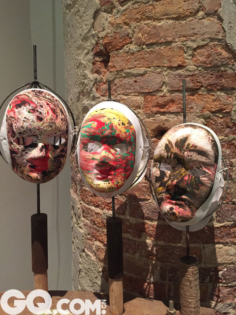 中国元素展厅，艺术家用几百个元素组成的中国元素，用脸谱与威尼斯特有的面具彩绘结合，当代艺术走进威尼斯双年展一个重要的展示部分。