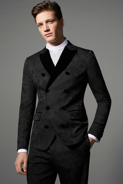 Giorgio Armani在本季推出的晚礼服系列由来自比利时的Florian Van Bael担任模特，统一的黑色西装，经典而简约，各具特色的暗纹又使得服装具有不同的风格。修身的剪裁，提供单排扣与双排扣两种款式，展示着不同的优雅。
