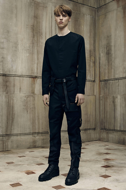 Balenciaga推出的2016春夏男装做工精致、选材精良。外套系列华丽又兼具功能性——防水性、两面穿、多袋的设计。夹克的设计充满时尚感，领口的细节上也精益求精，十分时尚且实穿。