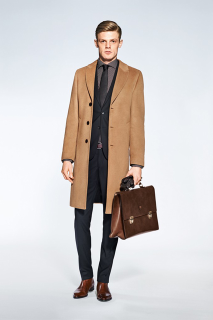 德国品牌JOOP！推出2015秋冬男装型录。线条流畅利落的服装，更显男士干净的气质。简约修身的西装与大衣，采用棕色系显得经典而又时尚，珠光的面料更添魅力。