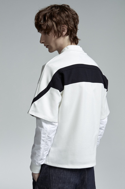 深受韩国年轻男星喜爱的韩国品牌PLAC携手男模Dominik Hahn推出了2016年的春夏型录。PLAC的本期型录以现代休闲运动时尚为主要风格，经典而简约的黑白色为主色调，简单而率真。