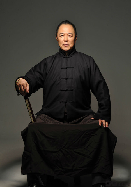 张铁林法号普觉，10年前是在香港“红勘”与上千位大德一起跪地皈依，他的师傅是星云大师。
