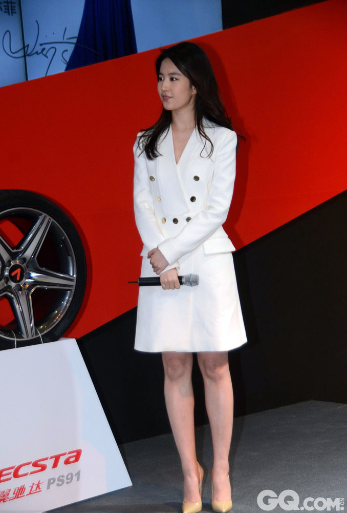 2015年04月20日，刘亦菲身穿白色西服裙套装，脚踩裸色尖头高跟鞋，助阵上海车展。