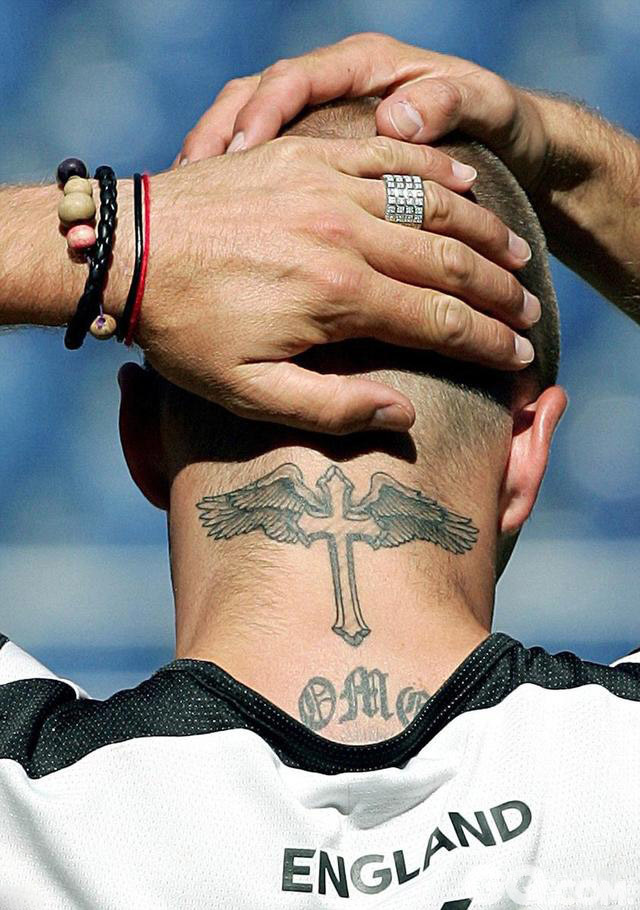 除了背部的守护天使外， 小贝2004年在脖子上又添加了另一个宗教象征：带着翅膀的十字架。