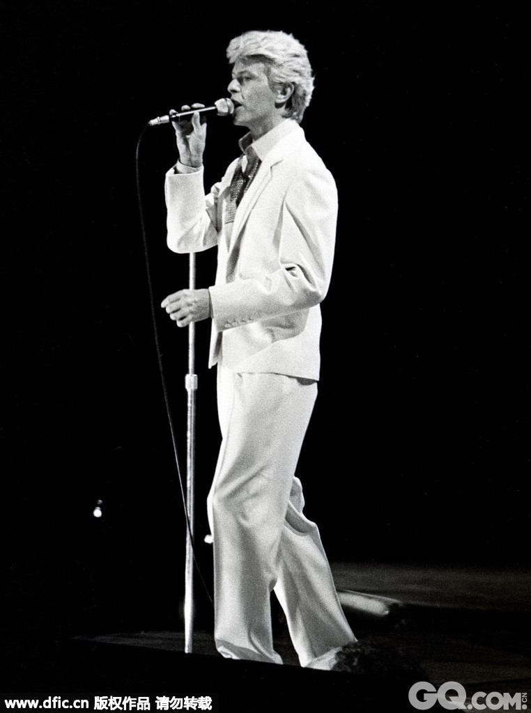 1972年初，David把自己变成了Ziggy Stardust，这个只存在了短短两年的“太空”幻想生物，成为David一生中最为重要的形象。《The Rise and Fall of Ziggy Stardust and the Spiders from Mars》是公认的，David最出色的专辑之一。