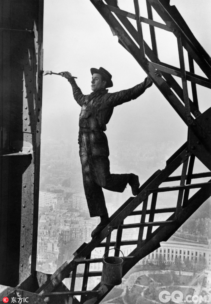 1923年6月24日，马克-吕布出生于法国里昂，早在14岁即与摄影结缘，初次闯荡巴黎旧得到了布列松的赏识，其后更以一幅《埃菲尔铁塔的油漆工》登上当时最红堪称大师云集的《生活》杂志封面。在他逾半个世界的光影生涯里，他的行摄足迹遍及全球，其中以东方最得其青睐：他是上世纪50年代首位获准进入中国拍摄的西方摄影师，往后更多次应周恩来总理邀请前来中国，除拍摄外更与中国摄影界多有交流，现时正在上海著名艺术空间K11举行个人展览的摄影家肖全就曾是他的助手。