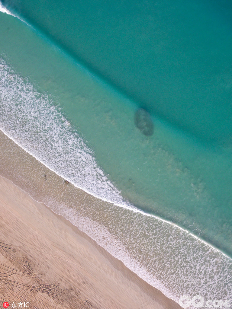 秋风四起吹得身心发凉？新西兰摄影师Paul Michael贴心为你奉上一组暖色系航拍照片温暖你的秋天！Paul利用无人机对欧洲和澳大利亚的海岸和乡村进行拍摄，有着珊瑚红色海滩的罗巴克湾、在夕阳下泛着金色光芒的农田以及海水浅绿的凯布尔海滩，温暖清新的色彩让人心中顿时涌出一股暖流。