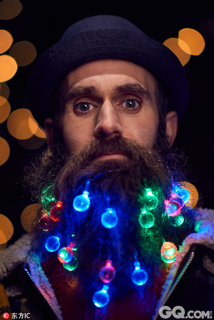 英国伦敦，又到了一年一度男人们把胡子装饰成圣诞树的时候了。今年的圣诞季，伦敦东村E20的圣诞市场推出为绅士们装饰胡子的服务，可以给你的胡子装饰上各种梦幻的小彩灯，让你变成一棵行走的圣诞树！