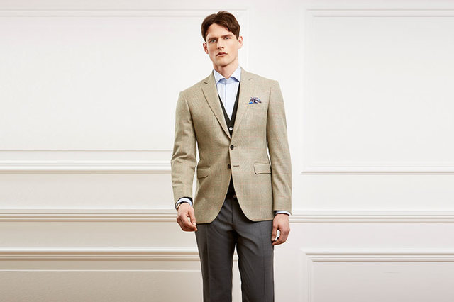 Crombie是具有悠久历史的奢华英伦品牌，建立于1805年，致力于打造具有鲜明个性化的服装，现如今已成为英伦风格的代名词。本季的男装依旧沿承了一丝不苟的技艺，不断地追求高端奢华与现代时尚的结合。