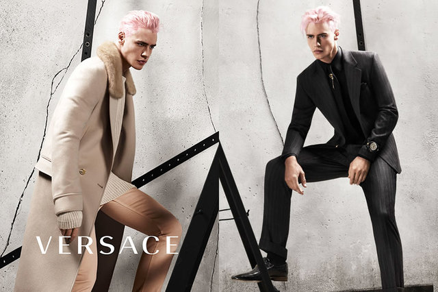 意大利著名奢侈品牌Versace创造了一个独特的时尚帝国，鲜明的设计风格，独特的美感，让他的服装兼具艺术与时尚的双重印象。本季色彩选择简单却独特，每一款服装的设计都独一无二，及踝的长款风衣演绎着男士的翩翩风度，菱格的夹克衫彰显着时尚者的个性。