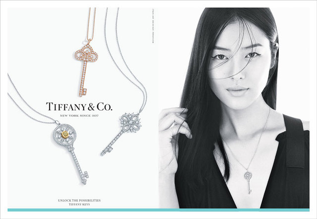 Tiffany & Co.蒂芙尼为其经典珠宝系列Tiffany Keys发布全新广告，国际超模刘雯以独立女性姿态在黑白肖像大片中优雅出镜。Tiffany Keys——开启无限可能。
作为中国第一个真正意义上的国际超模，刘雯的模特生涯十年前从湖南小城起步，如今成为全球时尚界最有影响力的人物之一。她说：“模特彻底改变了我的人生。”率直、勤勉、坚韧和对不可预知未来的开阔接纳令她开启了人生的无限可能。如今，她不仅是全球众多时尚杂志挚爱的封面模特，还跻身福布斯全球收入最高模特之列，成为首个上榜的亚洲面孔。

