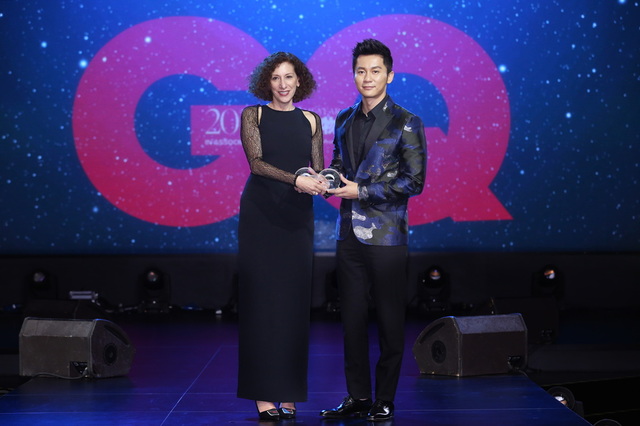 2015GQ年度人物盛典 颁奖晚宴 康泰纳仕中国总裁Liz Schimel 为年度公益偶像李晨颁奖