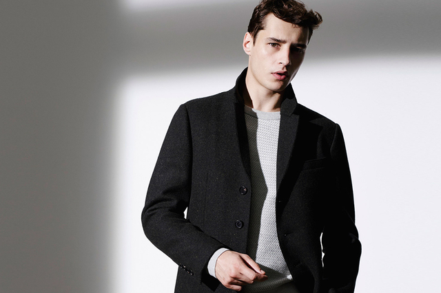 韩国品牌MARCBRICK携手世界顶级男模Adrien Sahores演绎本季男装型录。整体是意大利风格，灰黑的色调低调而内敛，夹克衫和大衣是秋冬季的经典，款式设计简约大方，正是韩式的时尚风格。