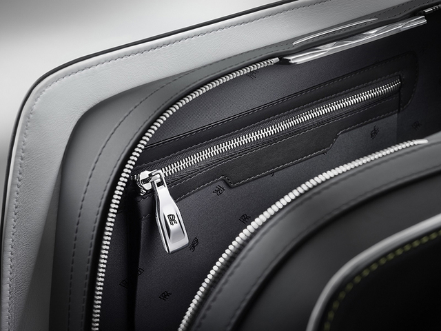 魅影旅行系列的细节至臻完美，其旅行箱的轮子上装饰了双R标志，并在滚动过程中始终保持向上。别具匠心的轮子经过特别的设计，为旅行箱提供了极高的稳定性，可以轻松的从地面放入到魅影的后备箱中，并顺畅地滑进大小刚好的行李位。