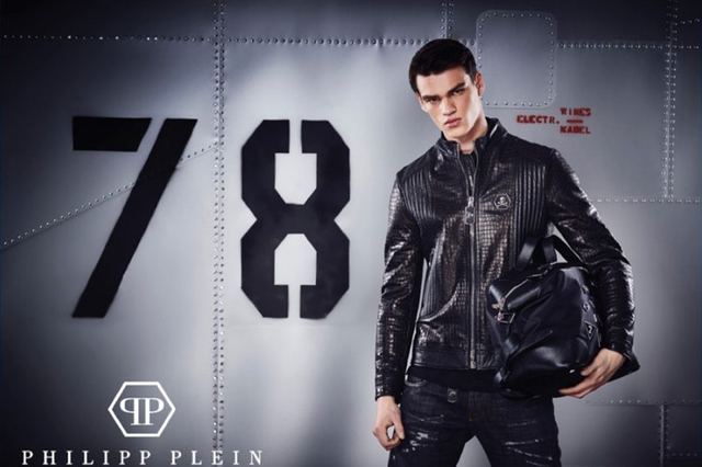Philipp Plein携手男模Filip Hrivnak推出了2016早秋男装。服装的灵感来自摩托骑手，硬朗的运动风，真皮的质感与光泽感，牛仔的狂放不羁，完美地结合在一起。时尚的菱格纹，打造出时尚独特的运动者。