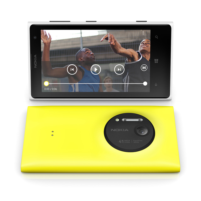 NO.7 Lumia1020
2013年，面对强大的苹果和智能手机的飞速发展，曾经的巨人诺基亚也走向了没落，Lumia1020就是没落中的经典。此款和手机后置卡尔•蔡司认证的4100万像素PureView摄像头，完全超出了现在的水平，同时lumia 专业拍摄，也被称为迄今为止最为先进的背照式感光元件。最后的辉煌依旧耀眼。
