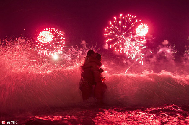 巴西跨年活动可谓疯狂至极，焰火表演充其量算是热身活动，此外人们还会聚集在海滩上，一系列巨型舞台沿海搭建，新的一年就在彻夜不停的狂欢中悄悄到来。