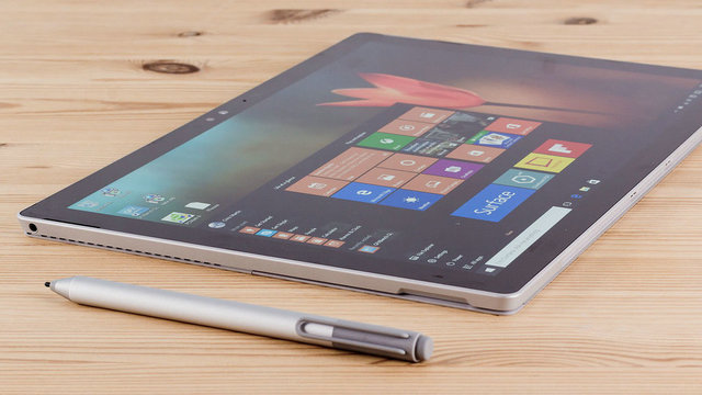 NO.3 Surface Pro 5
微软Surface Pro 产品的受欢迎程度已经说明了这款产品的优秀。对即将发售的Surface Pro 5，如果其拥有更长的续航时间，颜色更锐利的显示屏以及USB-C接口，那么新款一定会更加受人们的喜爱。2017年，微软将对Surface Pro进行进一步的升级，希望会对上述提到的方面进行更新，新款的Surface Pro 5预计将在今年的第一季度发售。
