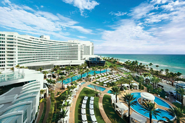 	提到海滩类型的度假城市，迈阿密是许多人心目中的天堂。海边的旅馆有千百座，但迈阿密海滩枫丹白露酒店（FONTAINEBLEAU MIAMI BEACH）可说是其中的佼佼者，从窗外望出去就是海天一线的美景，踏出大门就是洁白的沙滩。
官方网址：//fontainebleau.com/
