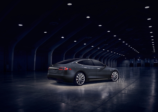 Tesla还提供每年400kWh免费充电点数，可用于超级充电站。同时它将更多的电力分配给了续航模式，使Model S 100D的单次充电续航里程达到335英里(约合539公里)，成为当下量产版电动车中的续航之王。它的续航和充电能力足以应对日常出行需求。