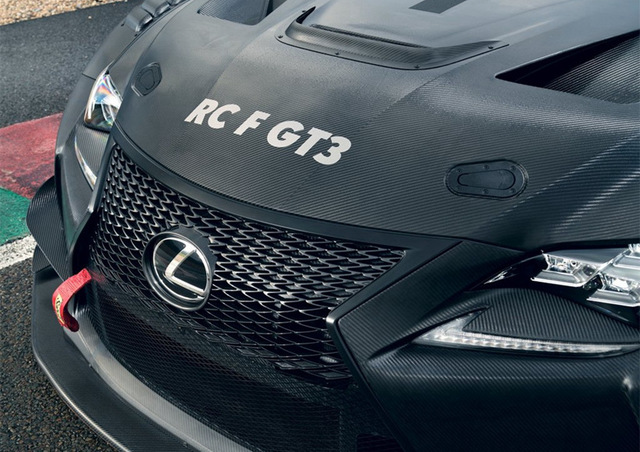 这款Lexus RC F GT3 赛车在问世之前还根据2017年的比赛规则进行了空气动力学的研发，夸张的造型及硕大的扰流板让这辆赛车看着十分具有冲击力。配合夸张的扰流板设计可以为这辆车提供充足的下压力，帮助赛车提升弯道的车速。