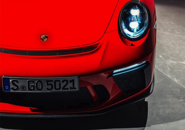 专注，高车速下必备技能，Porsche 911 GT3充分考虑到了这一点，在内饰方面，采用了最安全稳定的颜色——黑色。全黑的内饰配色，并且在方向盘等较长触摸的区域使用了翻毛皮的材质包裹。三幅式运动方向盘取消了多功能按键，降低了其在激烈驾驶的误操作等现象的发生。