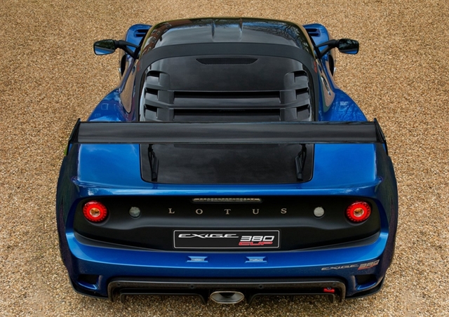 Lotus以拥有轻量化工程闻名于世，Exige Cup 380车身主要采用铝合金与碳纤维材质打造，全车干重较Exige Sport 380降低53kg，达到1,057kg。