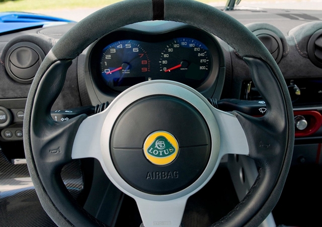 此外，Cup 380具有四种驾驶模式可选，即Drive，Sport，Race和Off。后三种增加加速器响应，降低汽车牵引力控制的敏感性，消除排气背压。