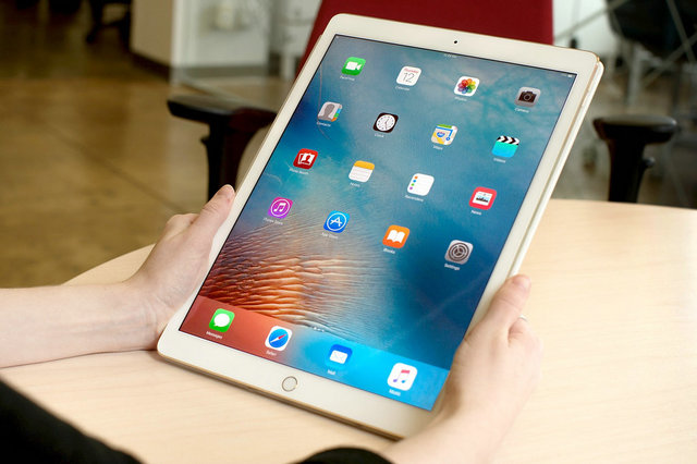 对于iPad Pro三款产品，10.5英寸款成功的弥补了市场上该尺寸的空白，在9.6和12.9英寸之间成为异军突起的销售支柱。首先，我们还是要提一下在使用过程中的确如苹果所宣扬的，将要把iPad Pro打造成为笔记本电脑的代替品。10.5英寸机身里，集成了苹果各类技术，纤巧身躯体现出高水平的音频、影像技术和源源不断的动力。
