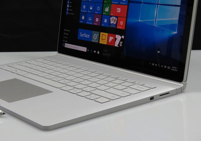 NO.2微软Surface Book
Surface Book采用的是屏幕与外接键盘分离的设计，你既可以把它当做笔记本也可以当做是平板使用，这就是一物多用。这款笔记本的外观设计很不错，机身也更加轻薄，内部采用的是处理器有两种版本，分别是酷睿i5和i7。
