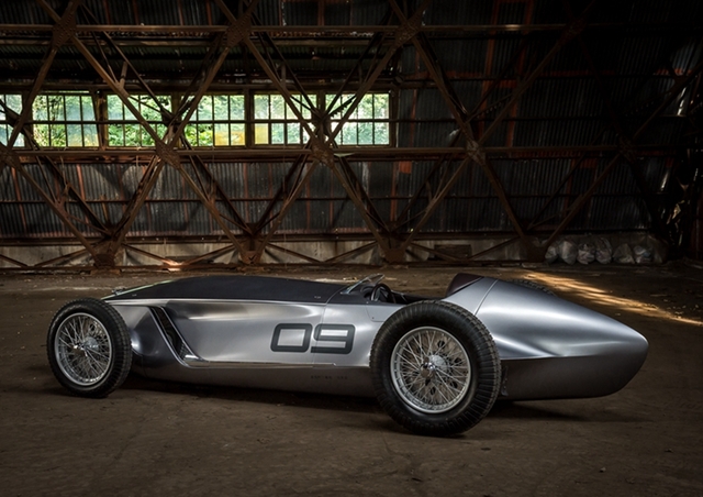 在几乎所有汽车设计都向未来借鉴灵感的时候，英菲尼迪的设计师在这样的大趋势下反其道而行之，将这辆富含古典美的Prototype 9带到了我们面前。