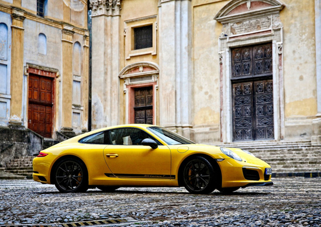 Porsche 911 Carrera T的每一个方面都在努力将运动性和轻便性进行到底，和现款911相比，新款在设计上显得更为简约利落，取消了车内方向盘上的多功能按键、中控液晶屏幕等，替换上了更为短小的挡杆、更轻薄的后窗玻璃等，经计算，减少的重量高达20kg左右，可谓是十分轻巧灵动了。