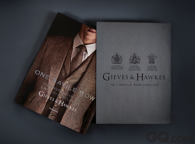 塞维尔街是全世界高级男装定制最具标志性的地址，也是英国传奇品牌Gieves & Hawkes的创始之地。
作为超过两个世纪的英国皇家军服指定供应商，Gieves & Hawkes成功打造出今日英国绅士的优雅形
象。