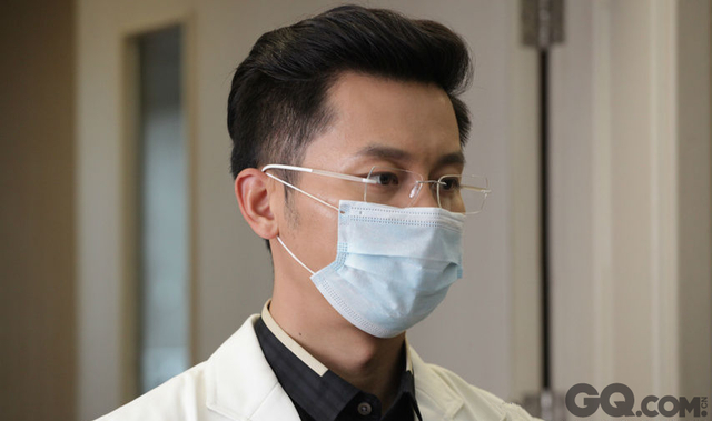 李晨在《到爱的距离》中也曾扮演过医生，金丝边眼睛让他看上去文质彬彬，不得不说，还真像一个医科大毕业的高材生。