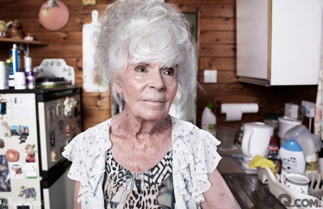 82岁婆婆Iseult Richardson在村内住了一辈子，她表示全裸并没什么好大惊小怪的，“我们和一般人一样生活，邮差和快递人员也都了解这里，不会觉得被侵犯。